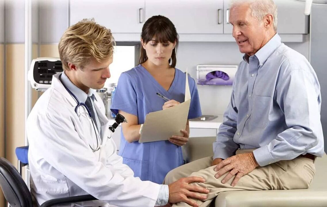 En eelere Mann mat enger Arthrosis vum Knéi bei engem Dokter Rendez-vous